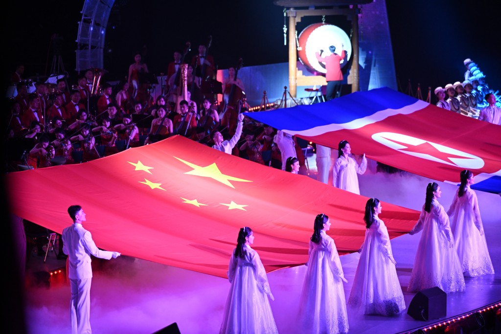 习近平和彭丽媛观看朝鲜专场文艺演出。 新华社