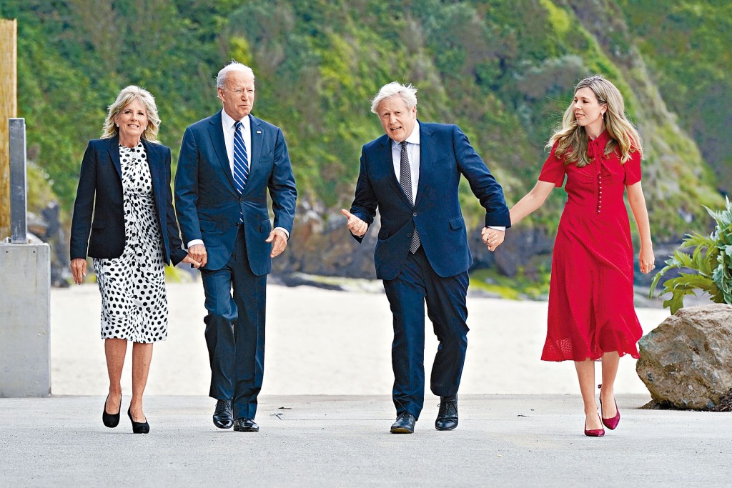 約翰遜夫婦昨日在英格蘭度假勝地卡比斯灣，歡迎拜登及夫人吉爾。　