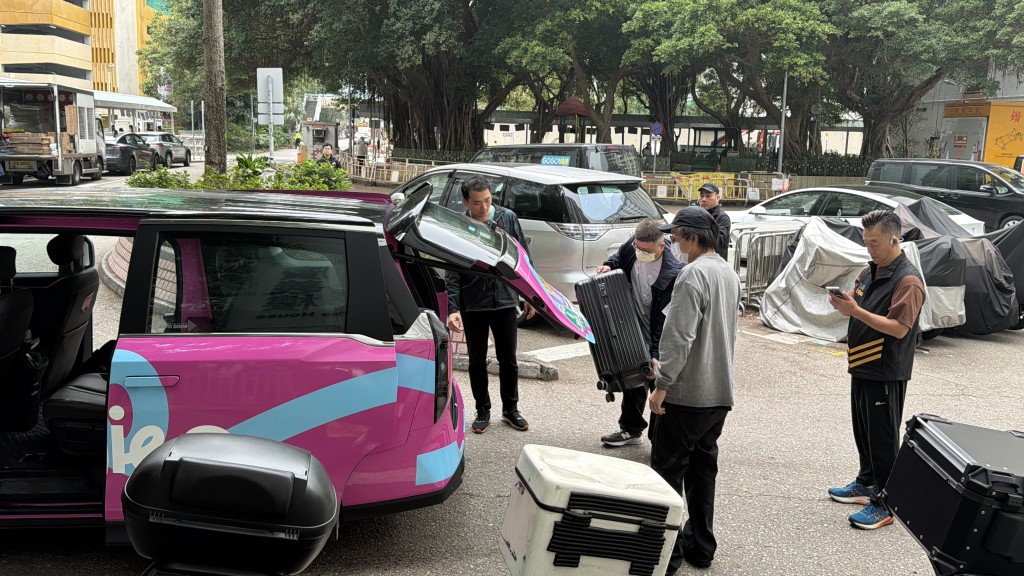 現場有的士車隊提供義載。