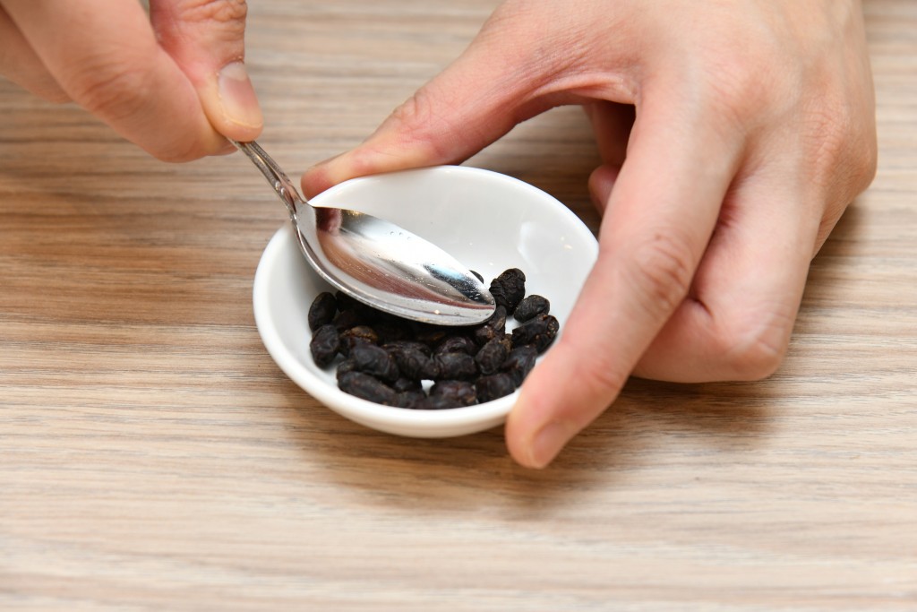 小貼士 Tips: 將豆豉壓爛，更容易出味。 Crush the fermented black beans to give a better flavour.