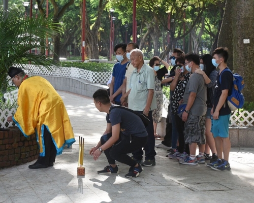 芷琦的家屬今午重返蝴蝶灣泳灘對開公園路祭。徐裕民攝