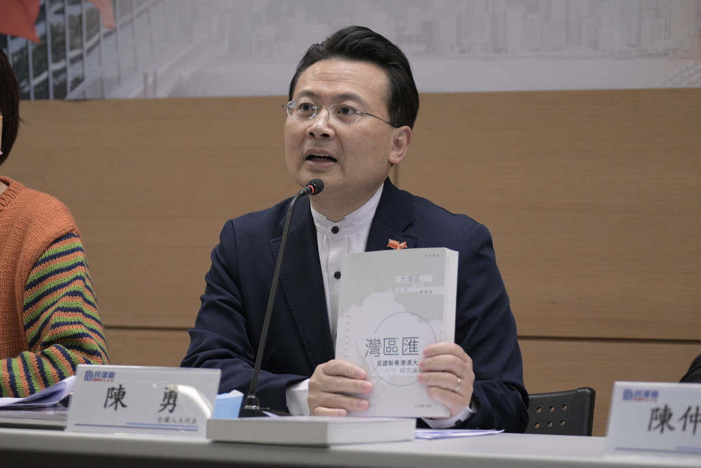 委員會副主席陳勇問及署方會否就AI專門立法。資料圖片