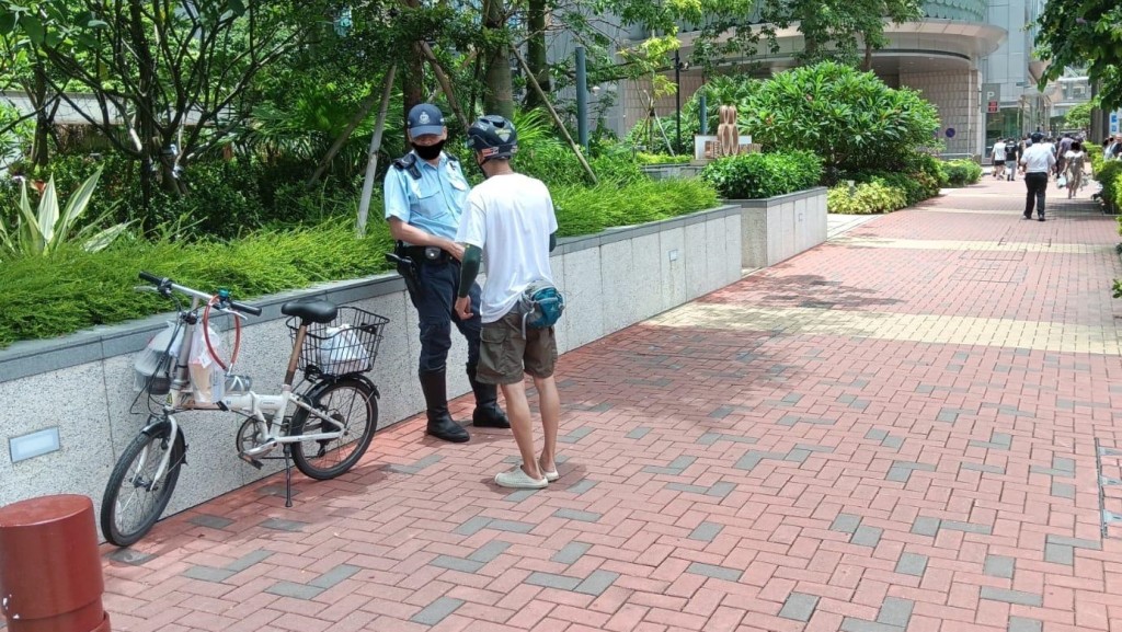 警員拘捕兩名分別33歲及43歲本地男子懷疑非法駕駛電動單車。