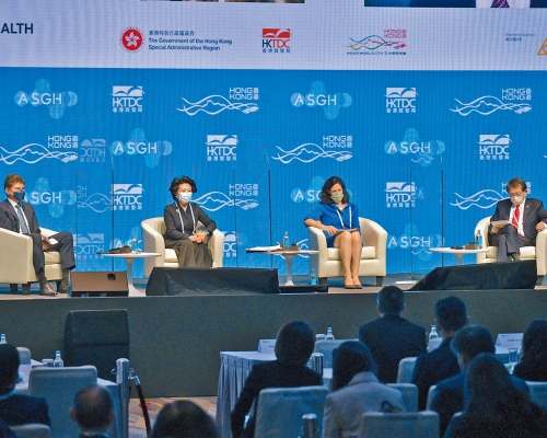 贸发局「亚洲医疗健康高峰论坛」，左一为欧冠升。