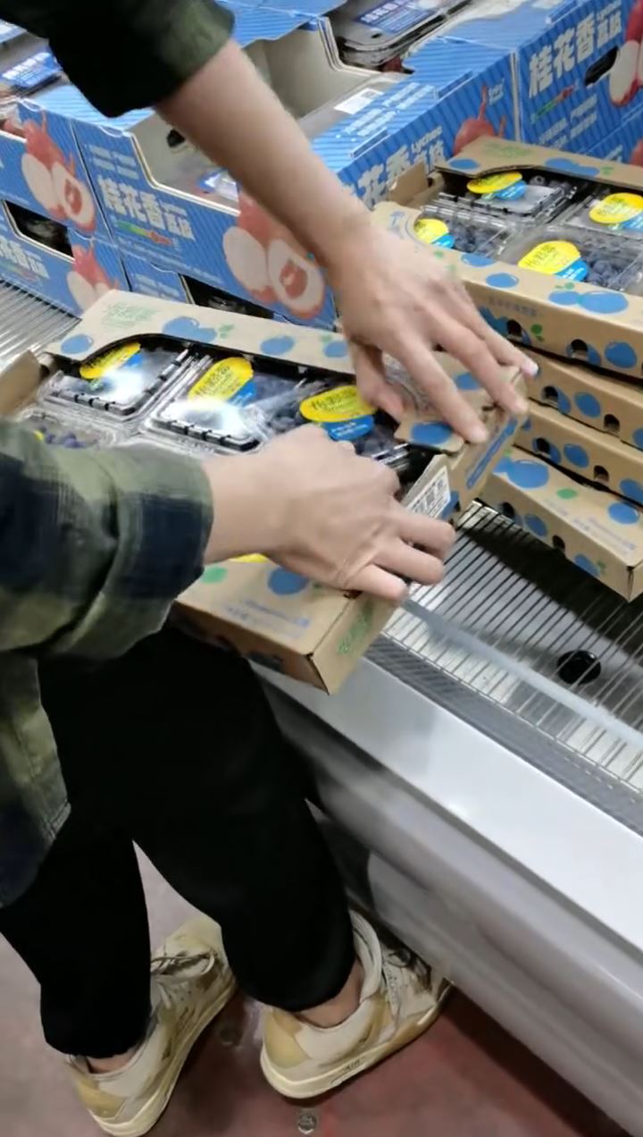 內地網絡不時出現缺德消費者將量販式水果拆開挑選。抖音