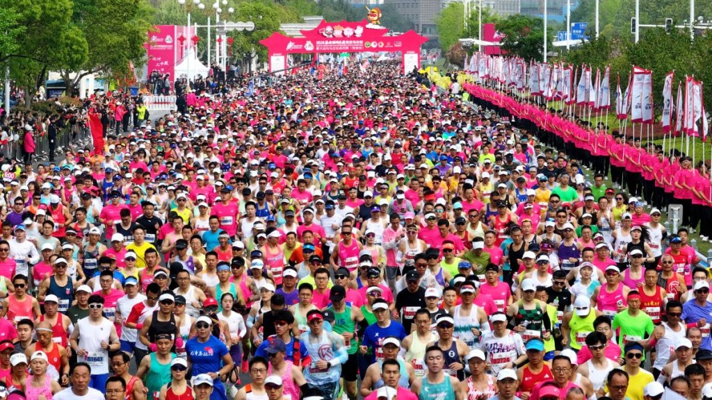 內地許多城市爭辦馬拉松賽事以刺激經濟。圖為2024淮安西遊樂園馬拉松 。新華社