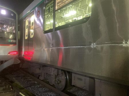 東急田園都市線梶之谷車站，普通列車（右）與迴送列車（左）相撞。東急電鐵
