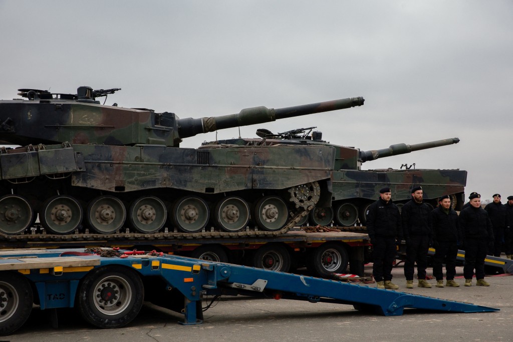 波兰援乌首批4辆「豹2」在开战一周年当天运抵乌克兰。 路透社