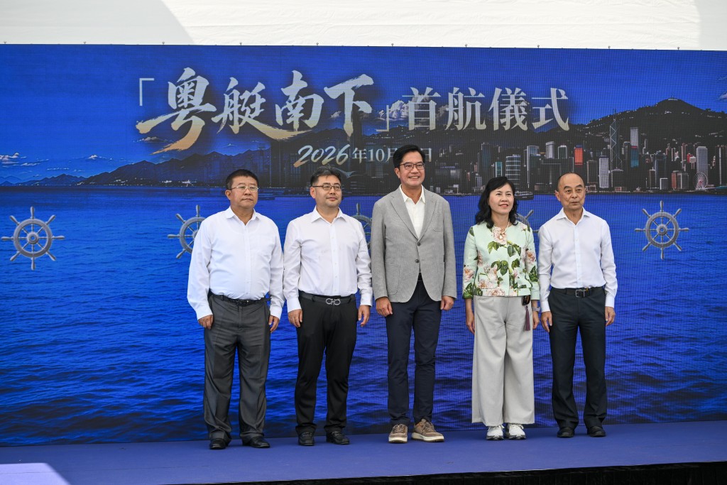 由中至右：署理財政司司長黃偉綸、運輸及物流局局長陳美寶、海事處處長王世發。