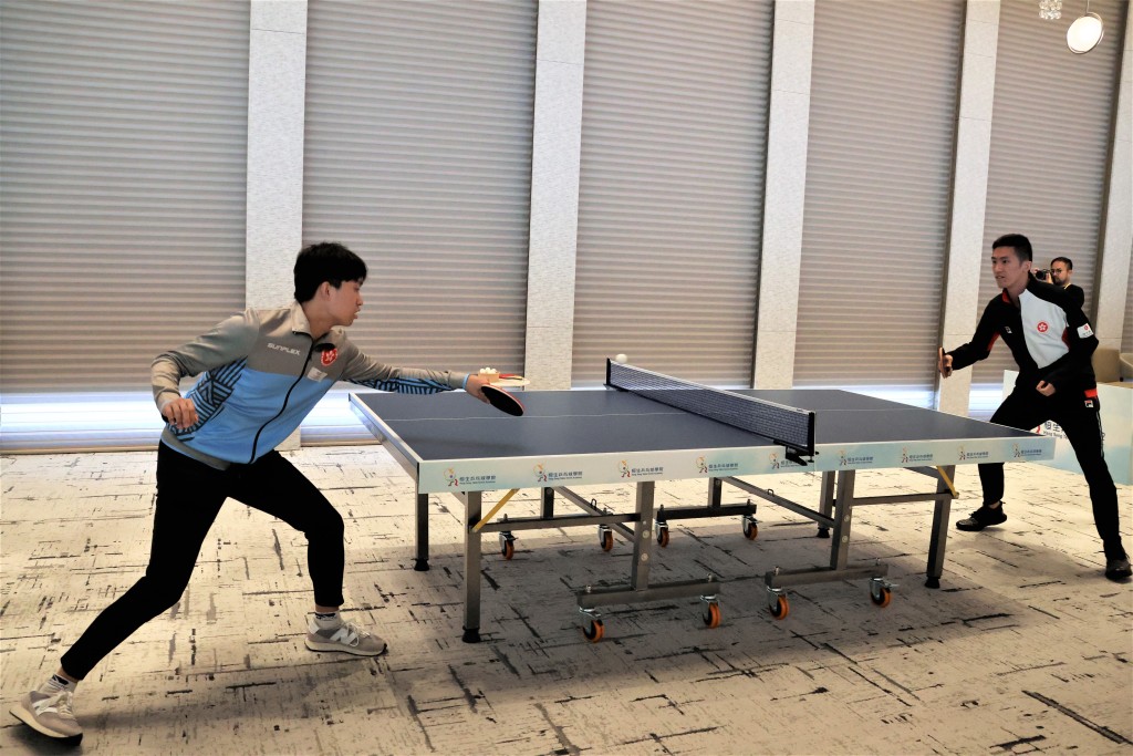 恒生乒乓球學院畢業禮，林兆恒（右）與師弟作表演賽。 陸永鴻攝