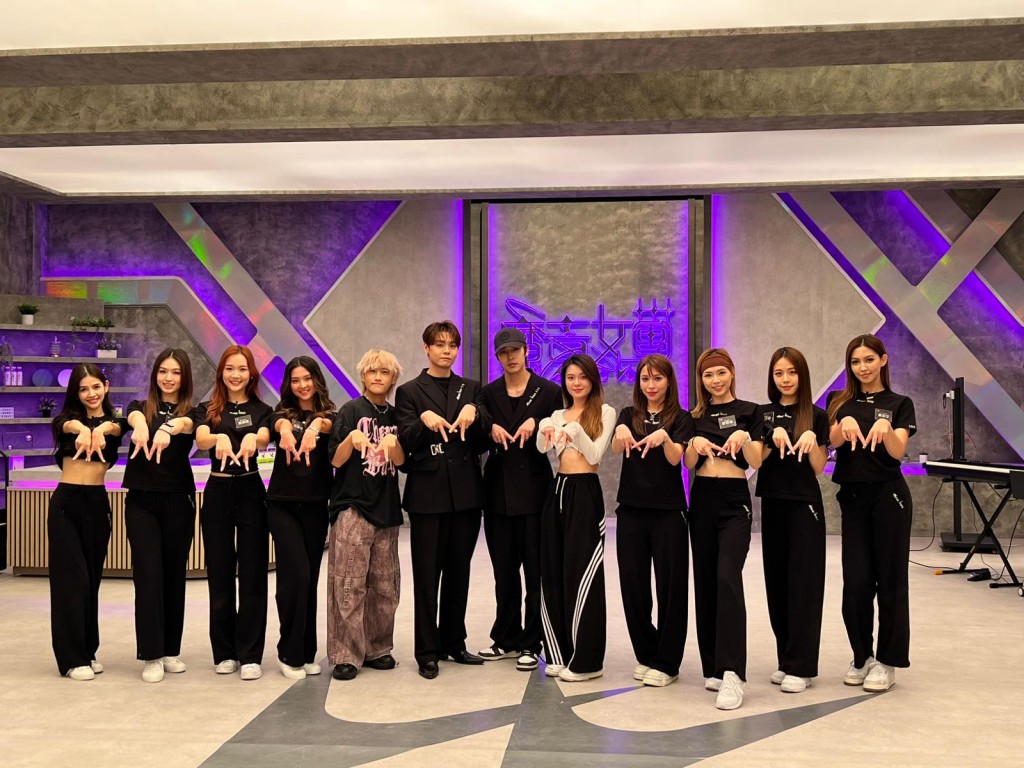 8位《魔音女團》練習生、助教文佐匡與冼靖峰、兩位YS香港導師Cola、Natalie合照。