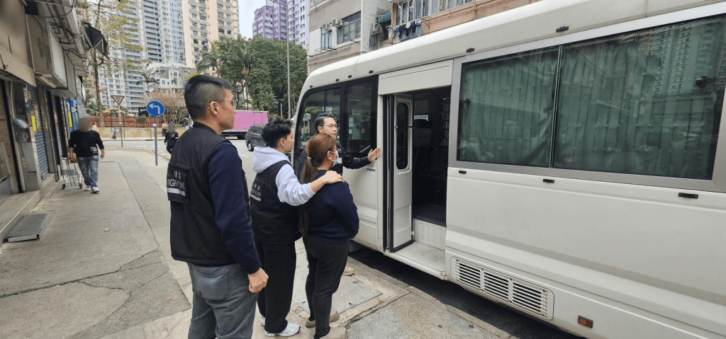 懷疑非法勞工在行動中被捕。政府新聞處圖片