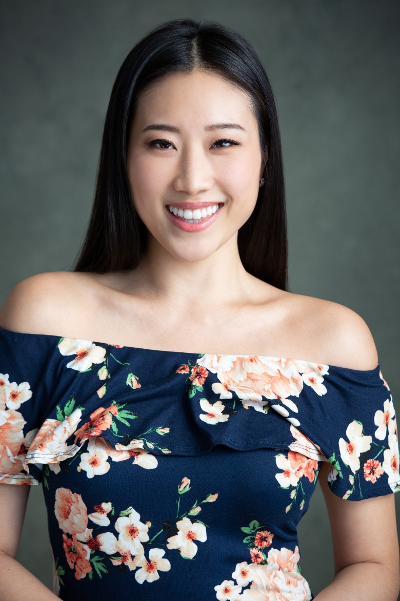 Tina曾在約克大學獲演藝獎以及演技獎。