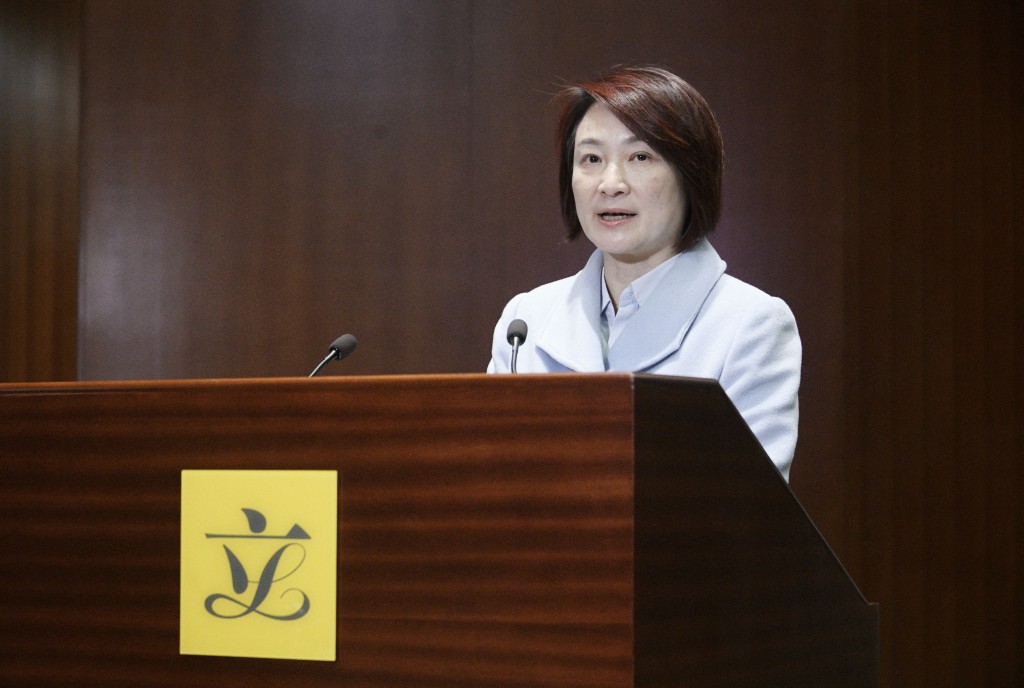 李慧琼谈及修正案“滥提”现象,提醒议员“唔好自己玩自己”。 李慧琼谈及修正案“滥提”现象,提醒议员“唔好自己玩自己”。
