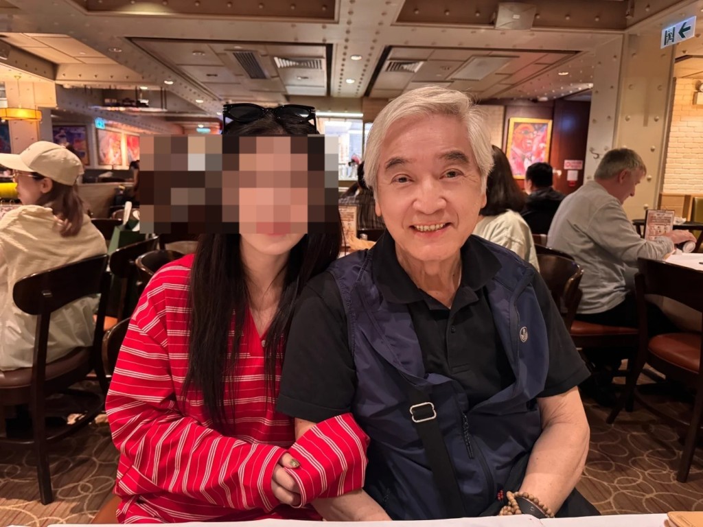 日前有一名美女網民在小紅書上晒出一張與秦沛飯敍的合照,當中她雙手挽著秦沛手臂,又將半個身位及胸部貼向秦沛背部,二人距離相當親密。 日前有一名美女網民在小紅書上晒出一張與秦沛飯敍的合照,當中她雙手挽著秦沛手臂,又將半個身位及胸部貼向秦沛背部,二人距離相當親密。