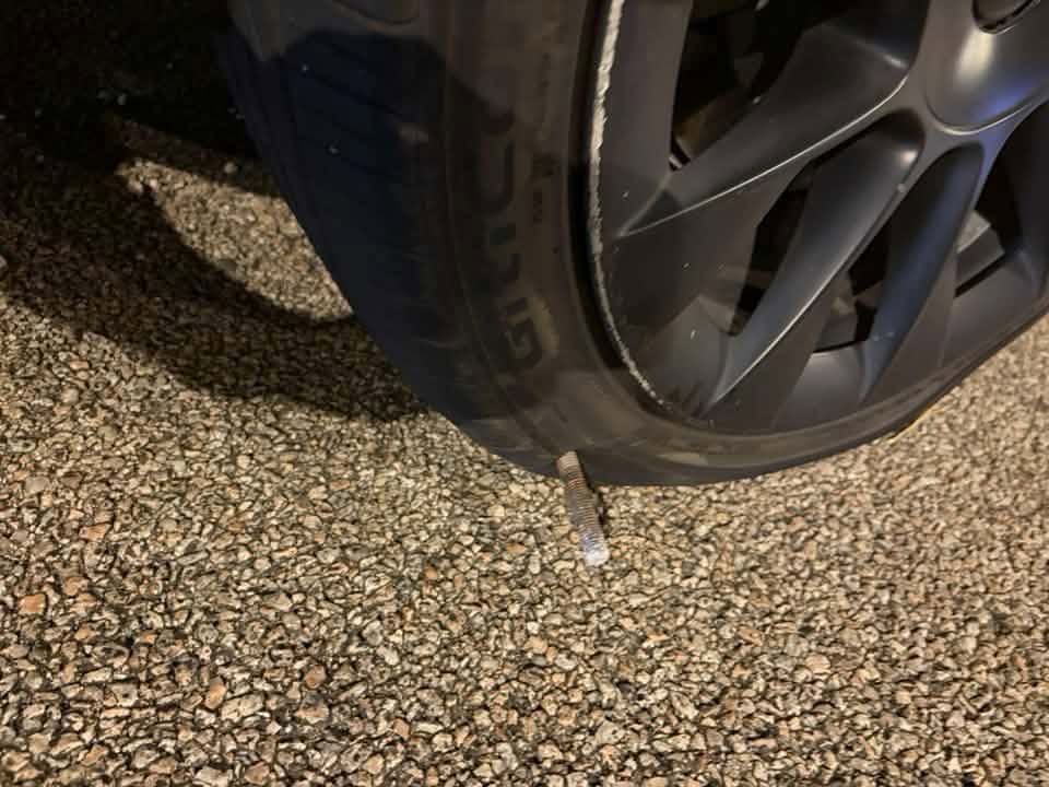 有司機稱車輛輪胎遭金屬異物刺穿。FB:Sunny Tsang@吐露港塞L爆關注組 有司機稱車輛輪胎遭金屬異物刺穿。FB:Sunny Tsang@吐露港塞L爆關注組