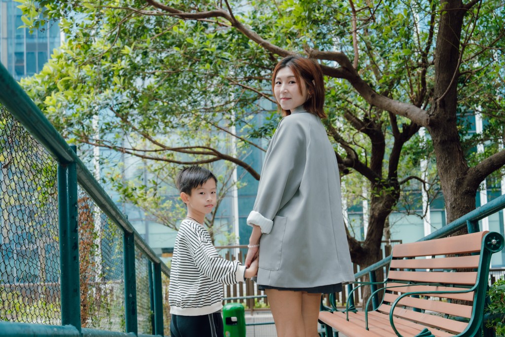 每周數次，袁媽媽帶着翰嵐穿梭於屯門與上水之間，把握治療黃金期。（圖片來源：《親子王》）