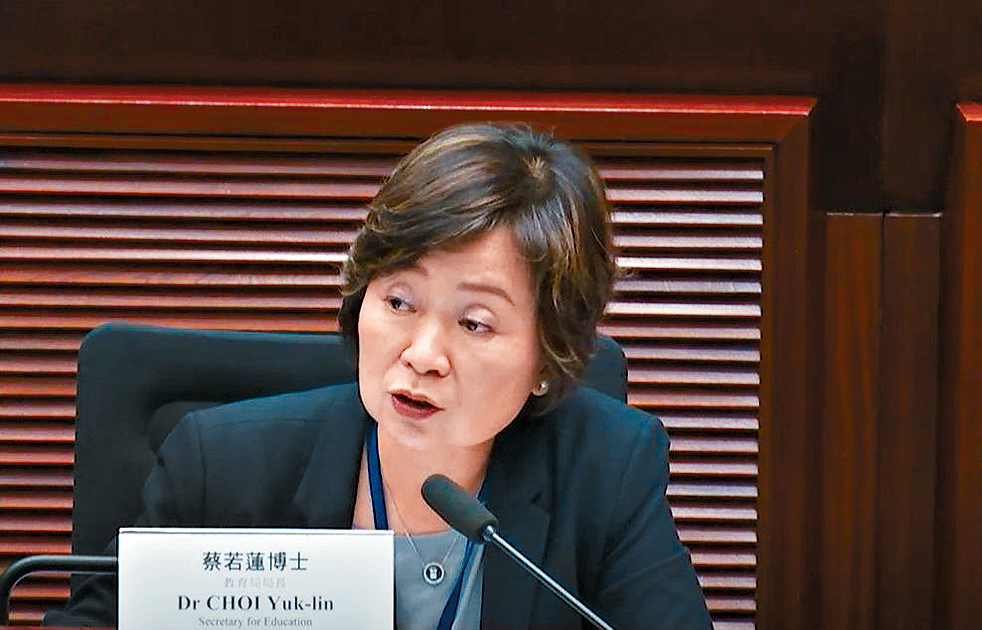 蔡若蓮表示,教育局會留意大學附屬自資部門於過渡前自行評審課程的情況。