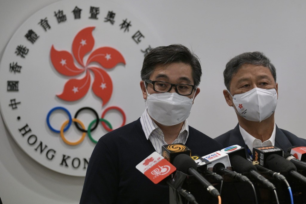 鄭青雲(左)指，今次事件是國歌、區旗有否得到尊重的問題，而非政治問題。