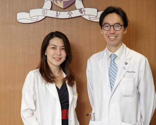 中大內科及藥物治療學系內分泌及糖尿科主任馬青雲教授(右)和腸胃及肝臟科教授兼腸道微生物群研究中心副主任黃秀娟教授(左)。 中大圖片