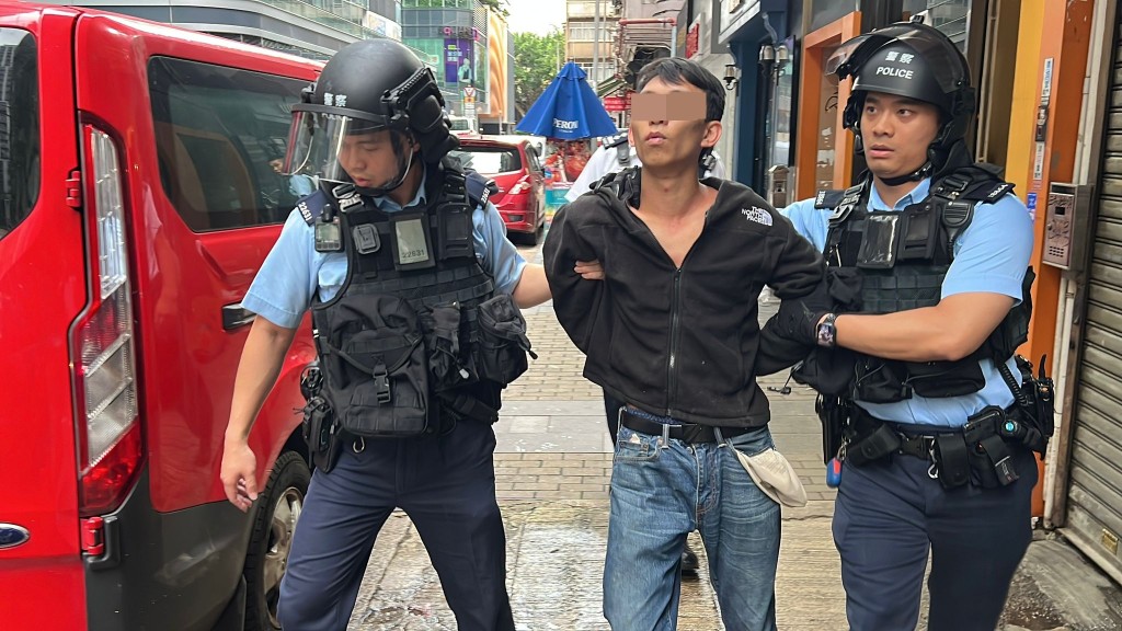 警員現場制服一名男子。黎志偉攝