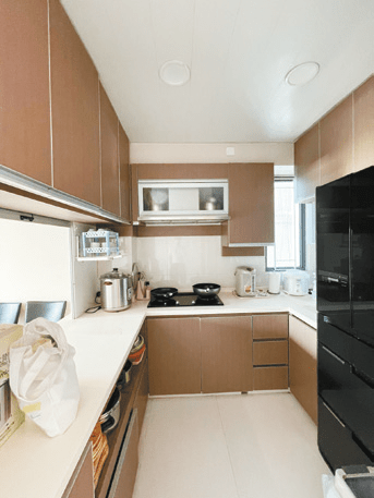 廚房置有U型工作枱，提供充足下廚和收納空間。