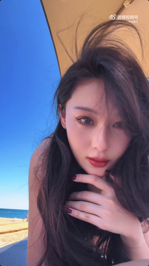 近鏡大頭照,精緻妝容突顯嫵媚女人味。 近鏡大頭照,精緻妝容突顯嫵媚女人味。