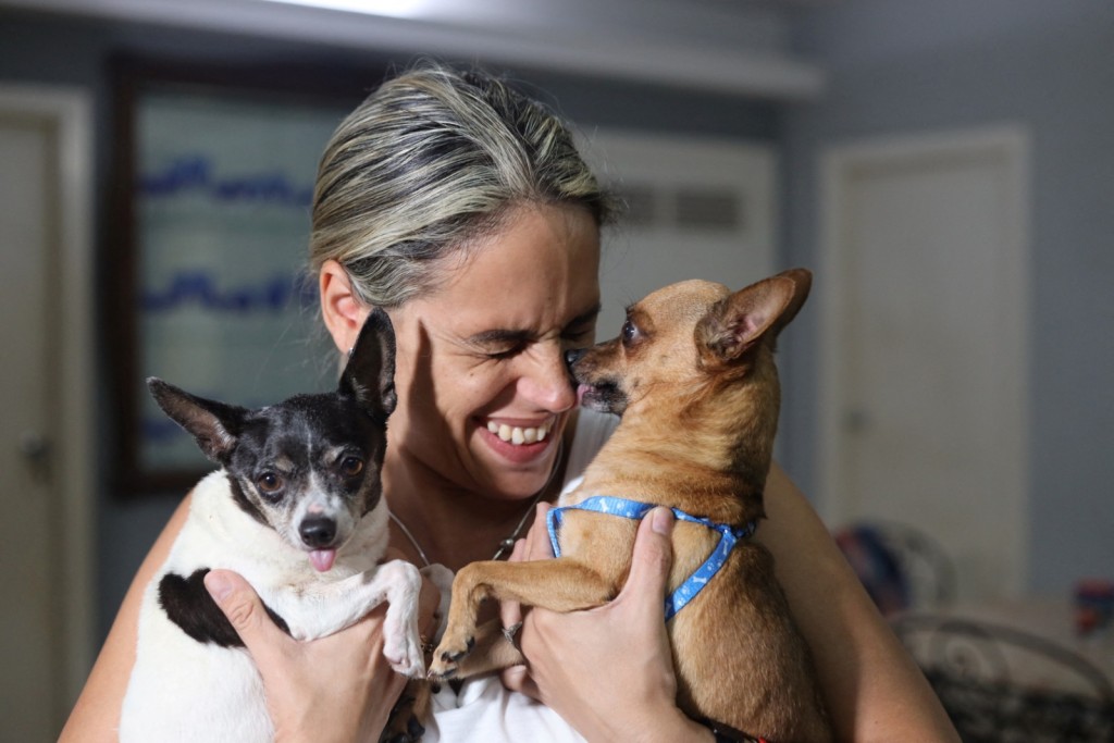 古巴一名女狗主抱着愛犬。路透社