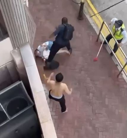赤膊男終退後。網片截圖