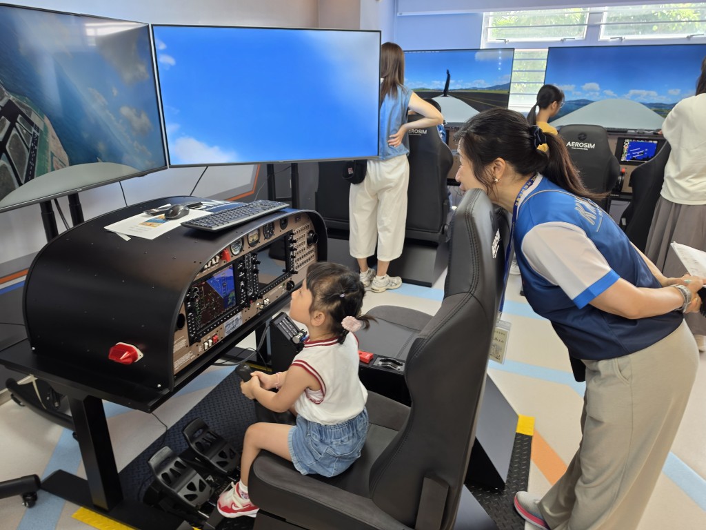 學校致力推動STEAM教育，一樓航空室配備先進飛行模擬器，讓小朋友初嘗成為小機師的樂趣。（圖片來源：受訪者提供）