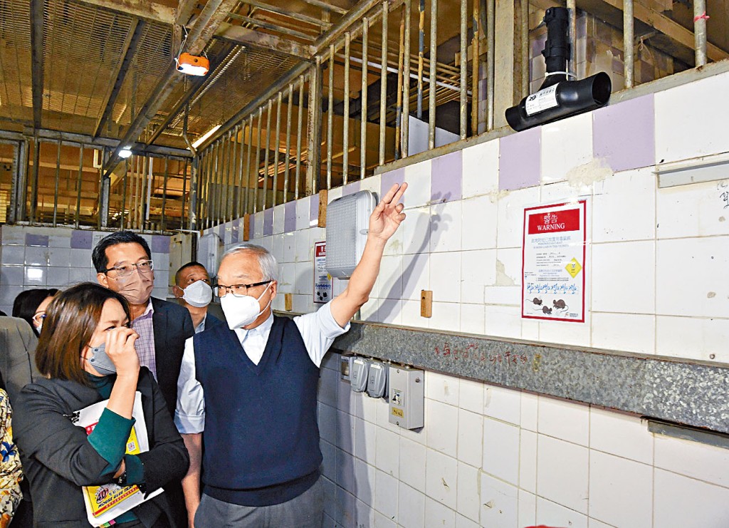 環境及生態局局長謝展寰,到訪黃大仙大成街街市視察滅鼠工作情況。