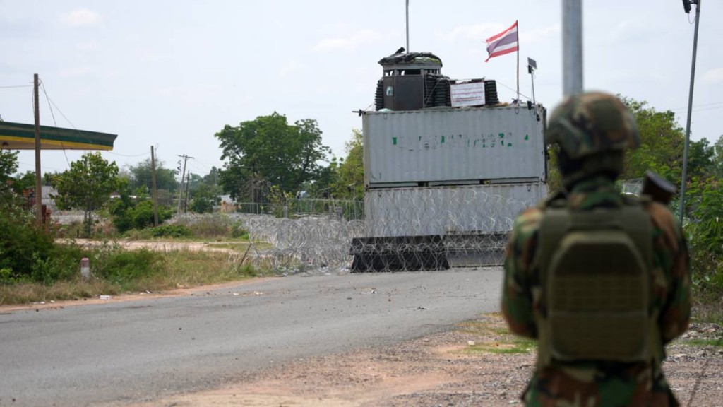 泰国军方4月开始，在接壤柬埔寨的部分边境地区兴建围栏。（美联社）