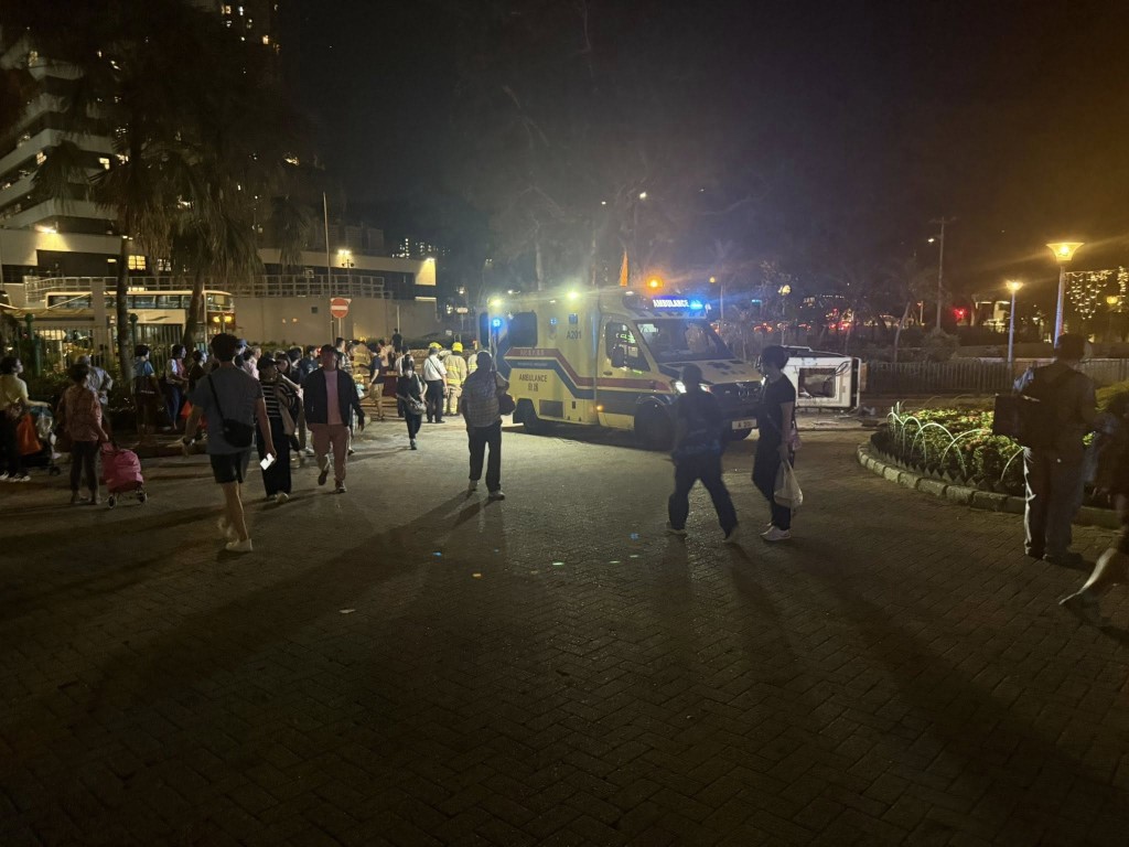 多名街坊上前了解。網上圖片
