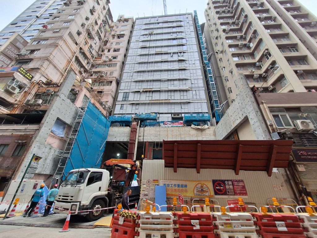 瑜意共提供164伙,主打1房及2房户型。项目位处尖沙咀核心地段,步行约1分钟即达港铁站,前往香港西九龙高铁站亦仅约5分钟。 瑜意共提供164伙,主打1房及2房户型。项目位处尖沙咀核心地段,步行约1分钟即达港铁站,前往香港西九龙高铁站亦仅约5分钟。