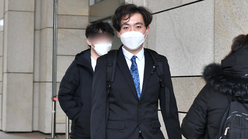 被告黃曉鴻(中)。陳極彰攝