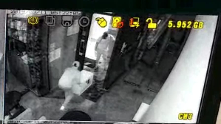 2名賊人抬走酒吧夾萬。