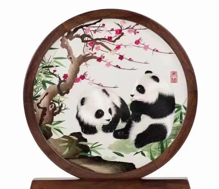 耶伦获赠小巧精致的熊猫图案蜀绣。 封面新闻