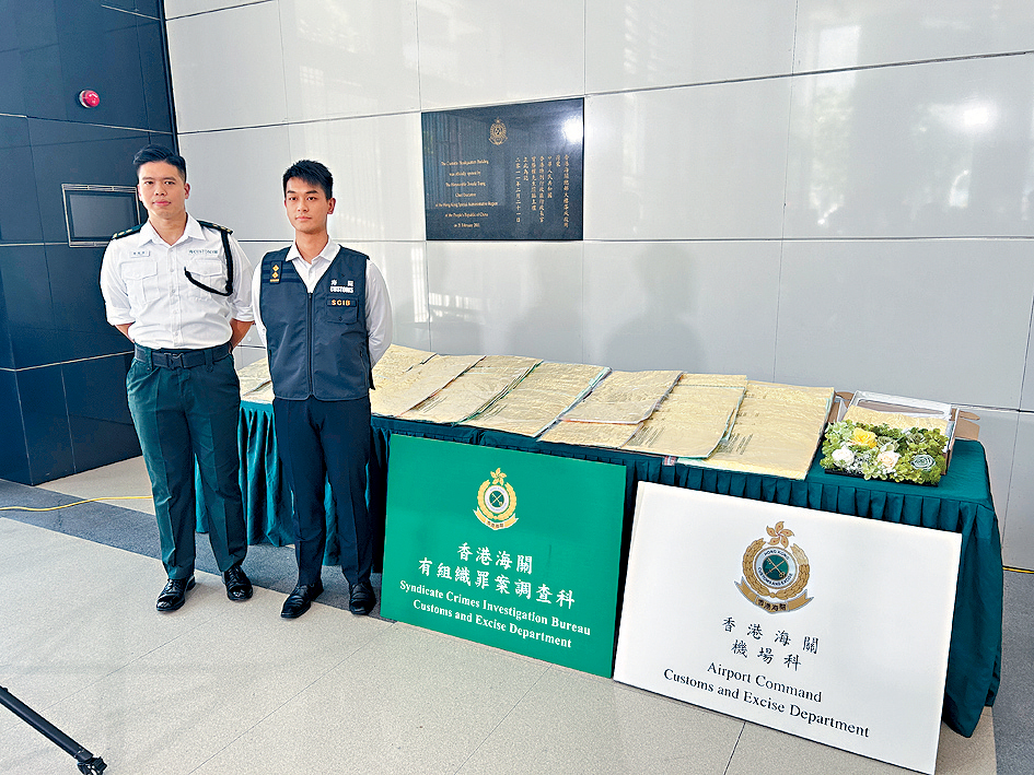 海關有組織罪案調查科特別調查第二組調查主任翁兆灃(右)及機場科空運貨物第三組督察趙挺笙交代案件。