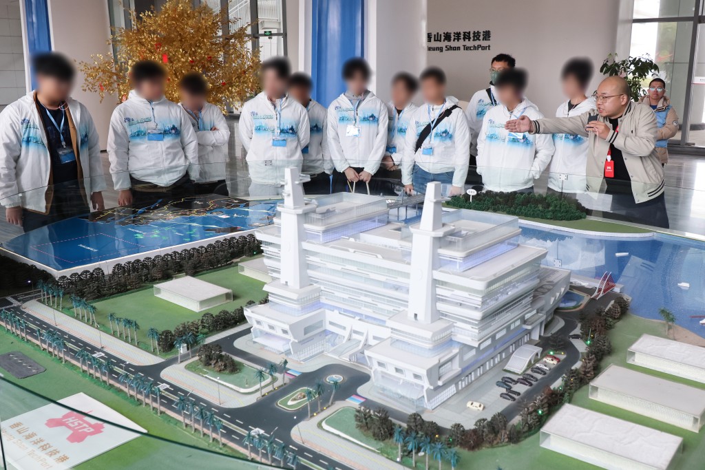 青少年更生人士參觀珠海一間智慧科技公司，了解國家的無人船研發與應用。政府新聞處圖片