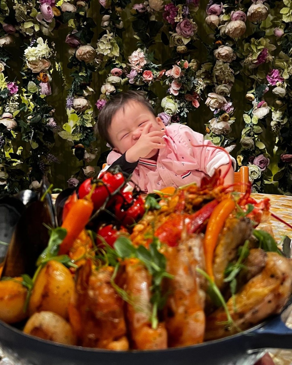 楊洛婷近日分享多張一家人食盆菜靚相。
