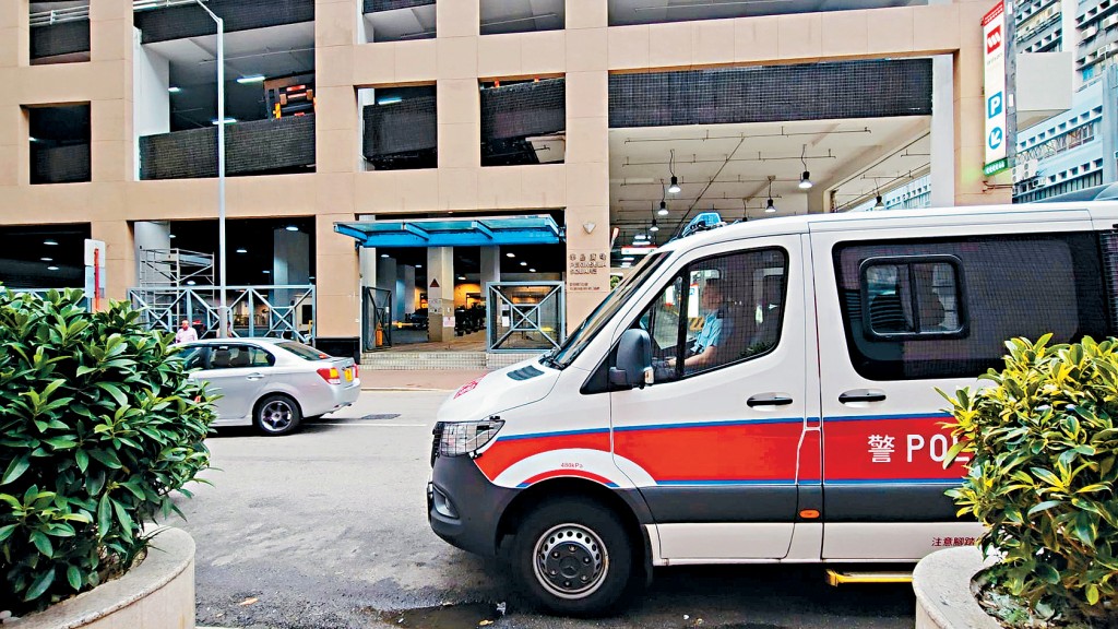 紅磡一間樓上金行發生盜竊案，約值9300萬港元的73條金條被人盜去，警方經調查後拘捕4男1女