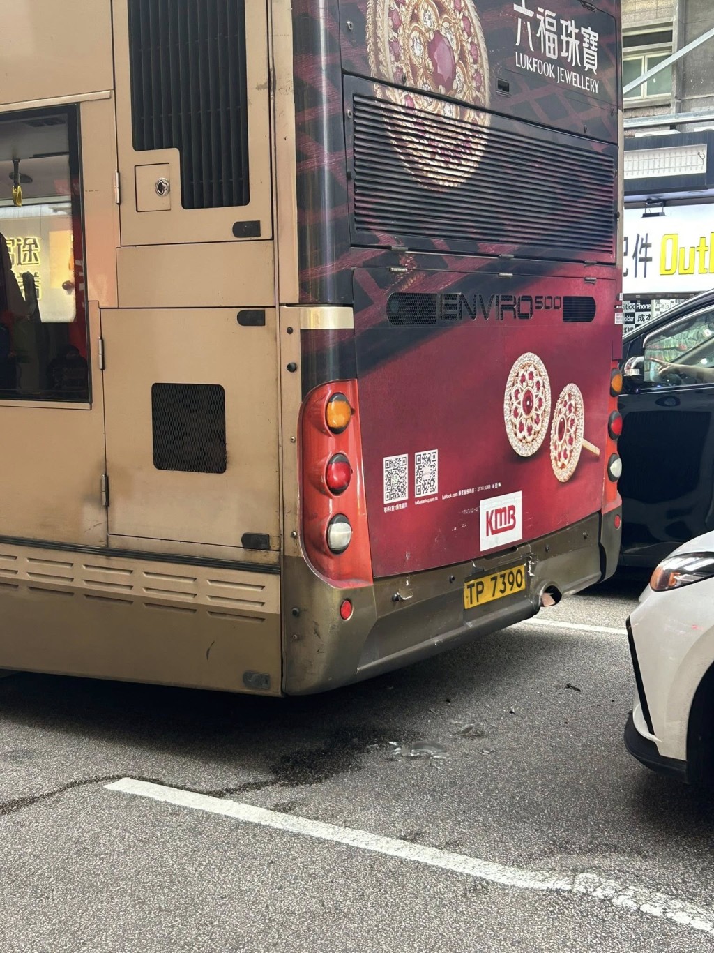 的士撞向巴士車尾。fb「車cam L（香港群組）」Tam Sam圖片