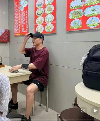 蔡一傑癌細胞擴散最新狀態曝光 孤身落茶餐廳素顏憔悴身形消瘦 揸機與粉絲自拍展紳士風度