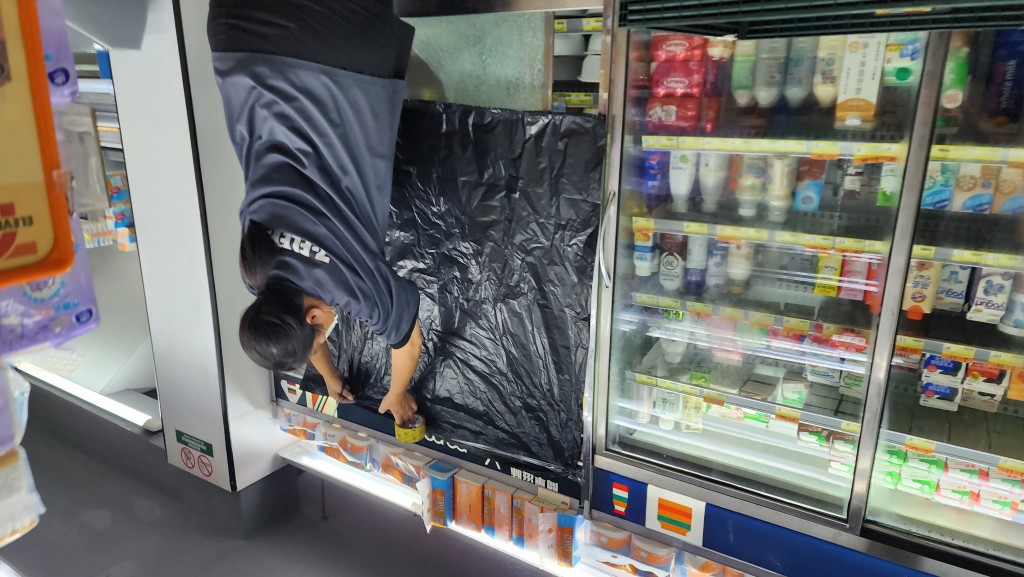 職員用黑色膠袋將受損凍櫃門遮蓋。黃文威攝 職員用黑色膠袋將受損凍櫃門遮蓋。黃文威攝