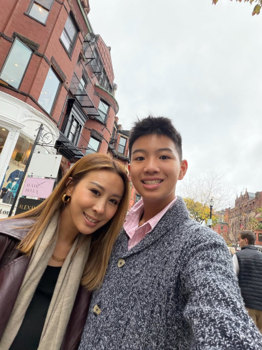 從他與媽媽曹敏莉的合照可見，其身高已直逼媽媽，且五官陽光帥氣。