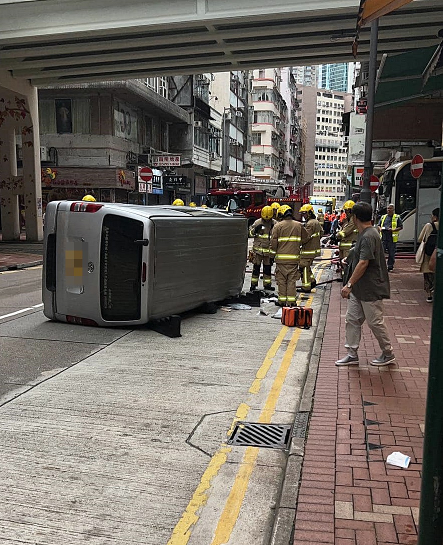 消防到場將被困司機救出。fb：香港突發事故報料區