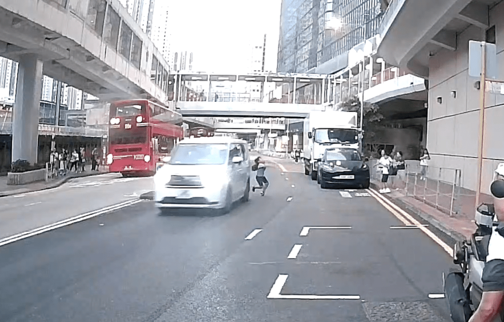 男童與私家車發生相撞。男童由行人路走出橫過西樓角路。Facebook 車cam L(香港群組)影片截圖 男童與私家車發生相撞。男童由行人路走出橫過西樓角路。Facebook 車cam L(香港群組)影片截圖