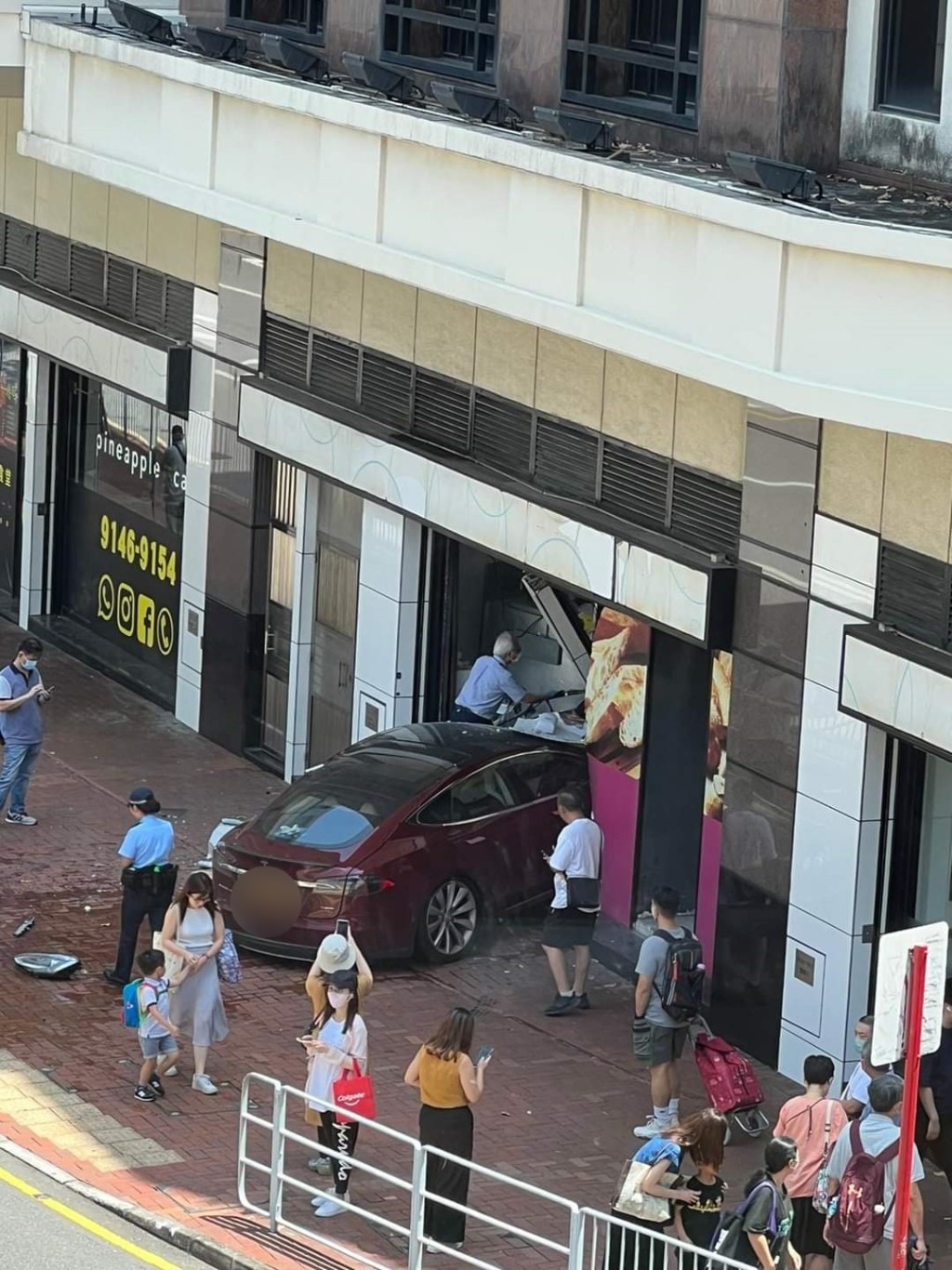 私家车铲上行人路撞入AEON超市。网上图片