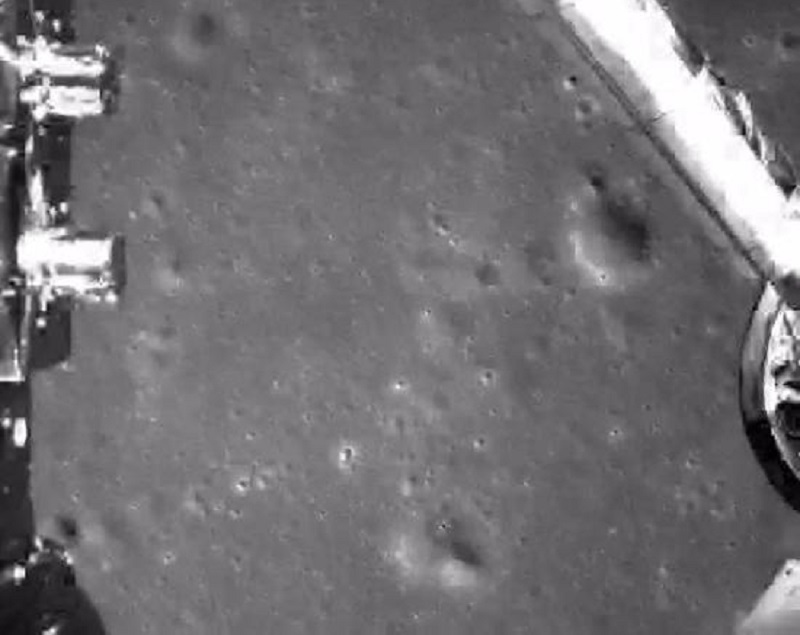 此图片为嫦娥四号探测器动力下降过程降落相机拍摄的图像。