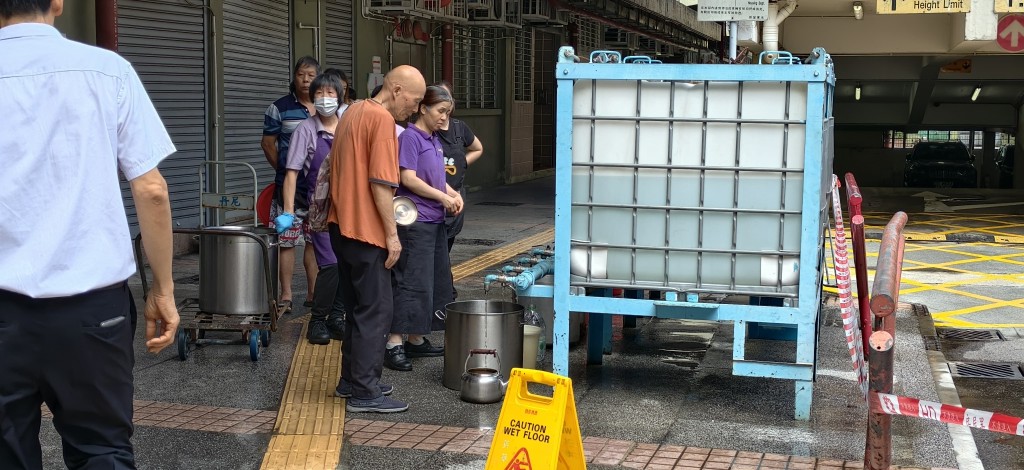 水務署設水箱提供臨時食水。 水務署設水箱提供臨時食水。